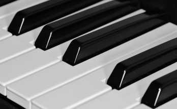 Cum să înveți să cânți la pian: De la noțiunile de bază la tehnici avansate, un ghid complet pentru a te iniția în lumea pianului.