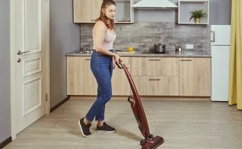 Aspirator modern în acțiune, curățenie perfectă pe toate suprafețele