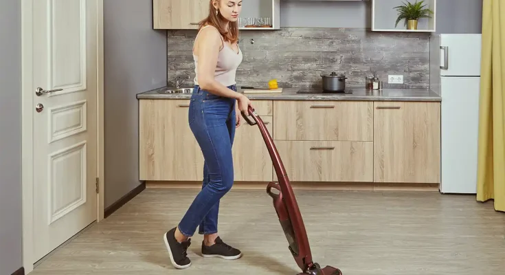 Aspirator modern în acțiune, curățenie perfectă pe toate suprafețele